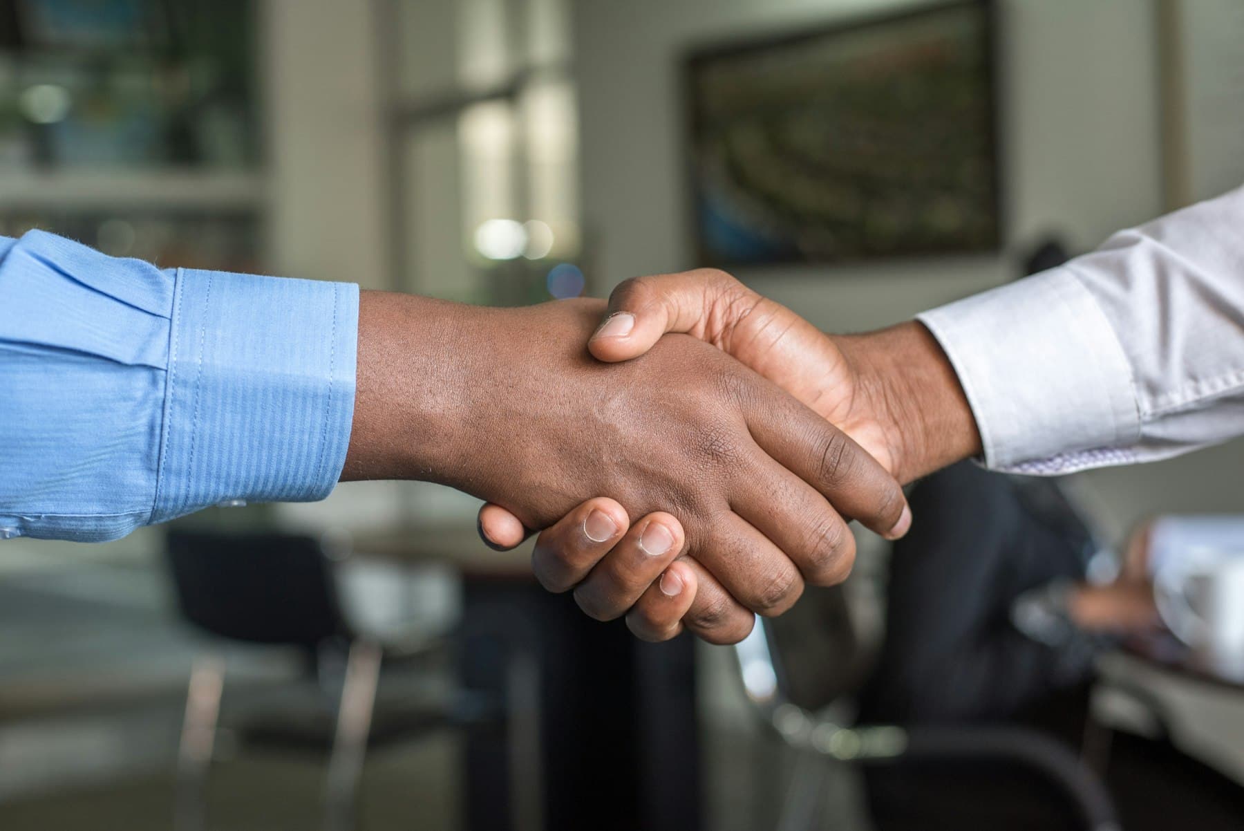 Poignée de main entre un employeur et un salarié