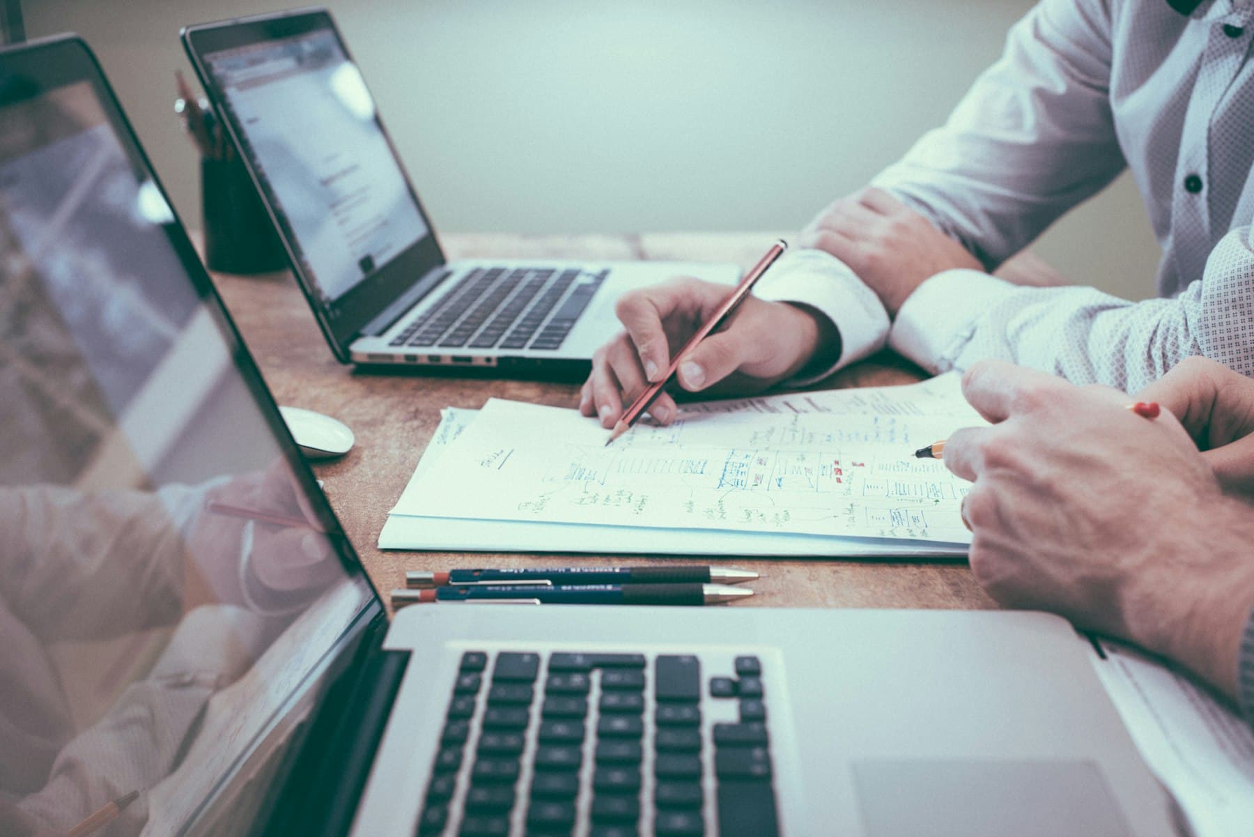 Dirigeants relisant un document devant leurs ordinateurs